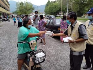 Members of the Rotary Club of Kinta render aid to the needy in Ipoh